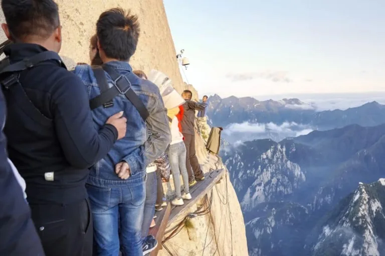 Adrenaline Junkies’ Bucket List: 20 Extreme Activities Around the Globe